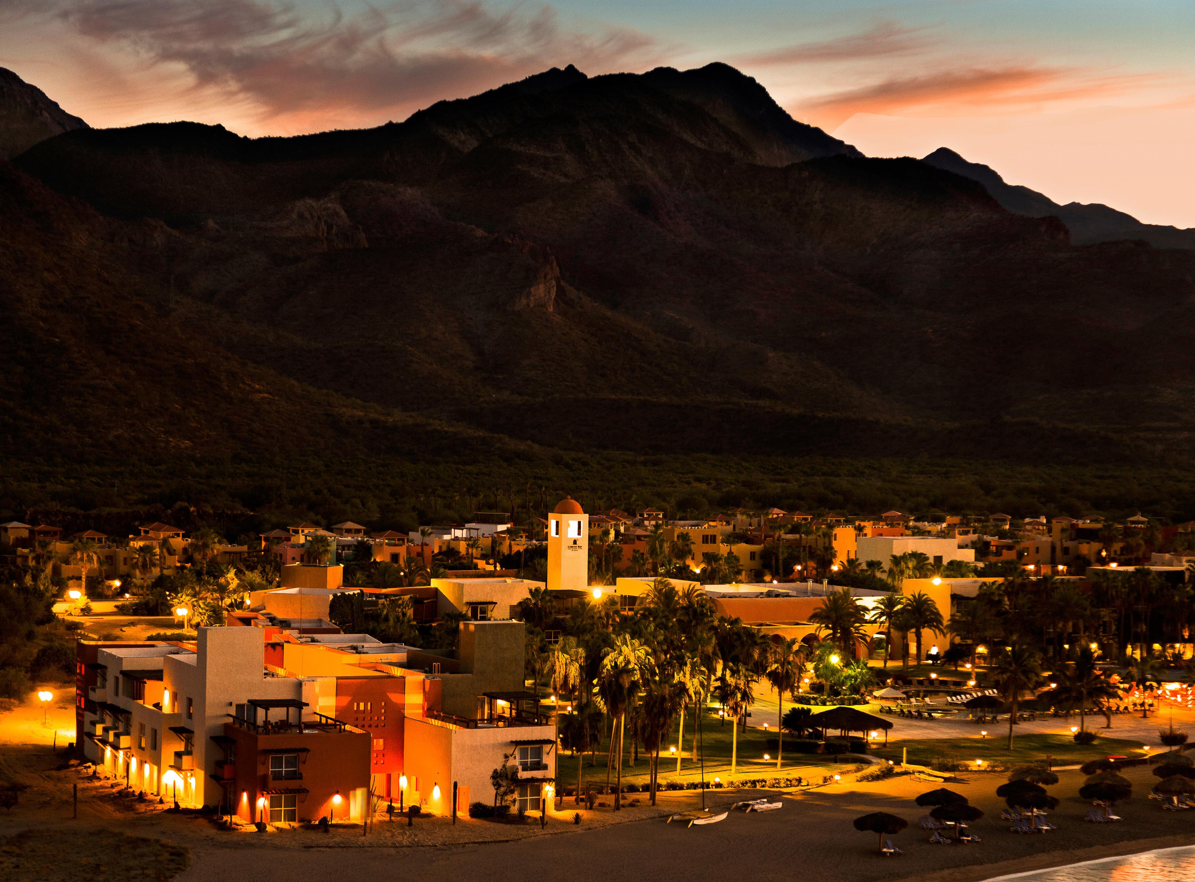 Loreto Bay Golf Resort & Spa At Baja Exterior foto View of downtown Prescott at sunset